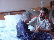 Secouriste aidant une personne âgée